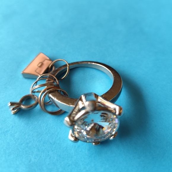 Jeanne Lottie Crystal Clear Solitaire Key Ring - Picture 2 of 5